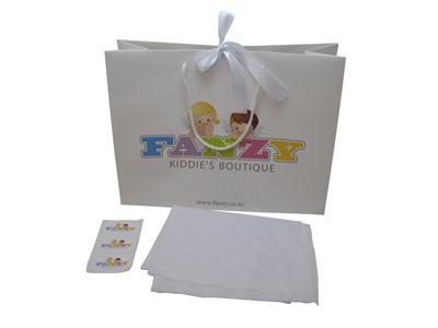 Bolsa de papel blanco con manijas de tiras, adhesivo de papel